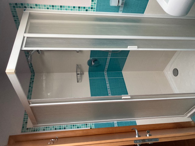 Bagno con box doccia
