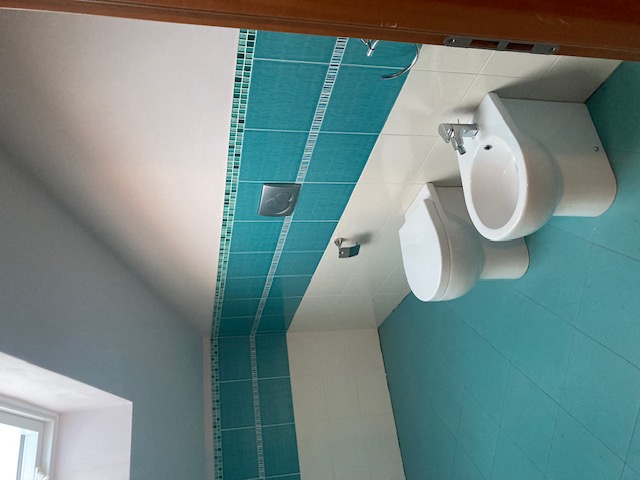 Bagno con WC e bidet